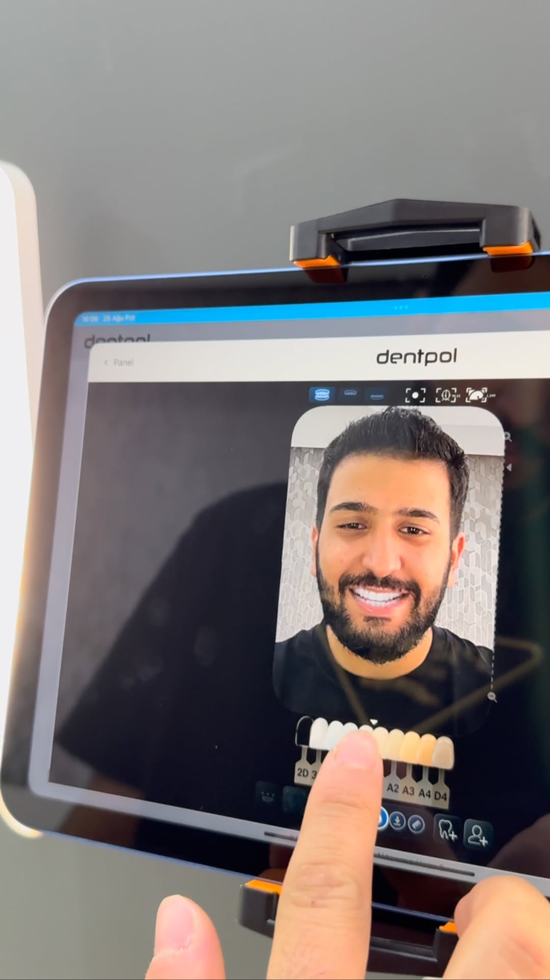 Tablet üzerinde dijital gülüş simülasyonu